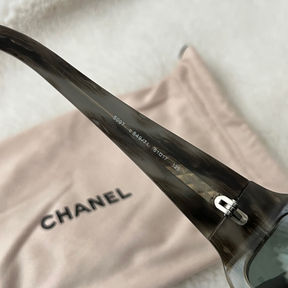 Auth Chanel Vintage Quilted Retro Tortoise Logo Sunglasses - Picture 8 of 9